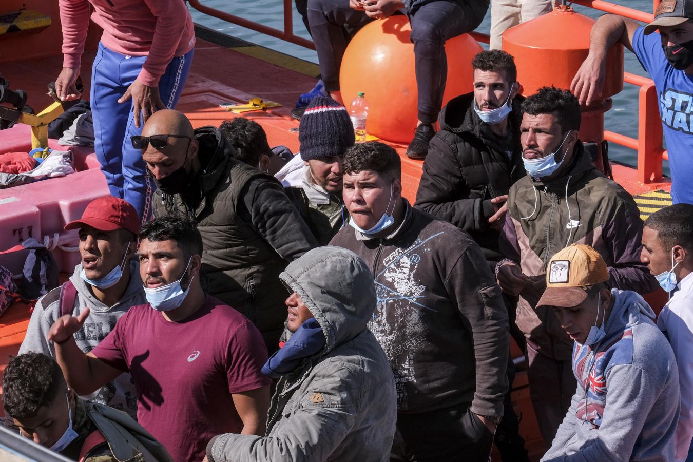 FOTOS: Una patera con más de 20 inmigrantes llega al puerto de Cádiz