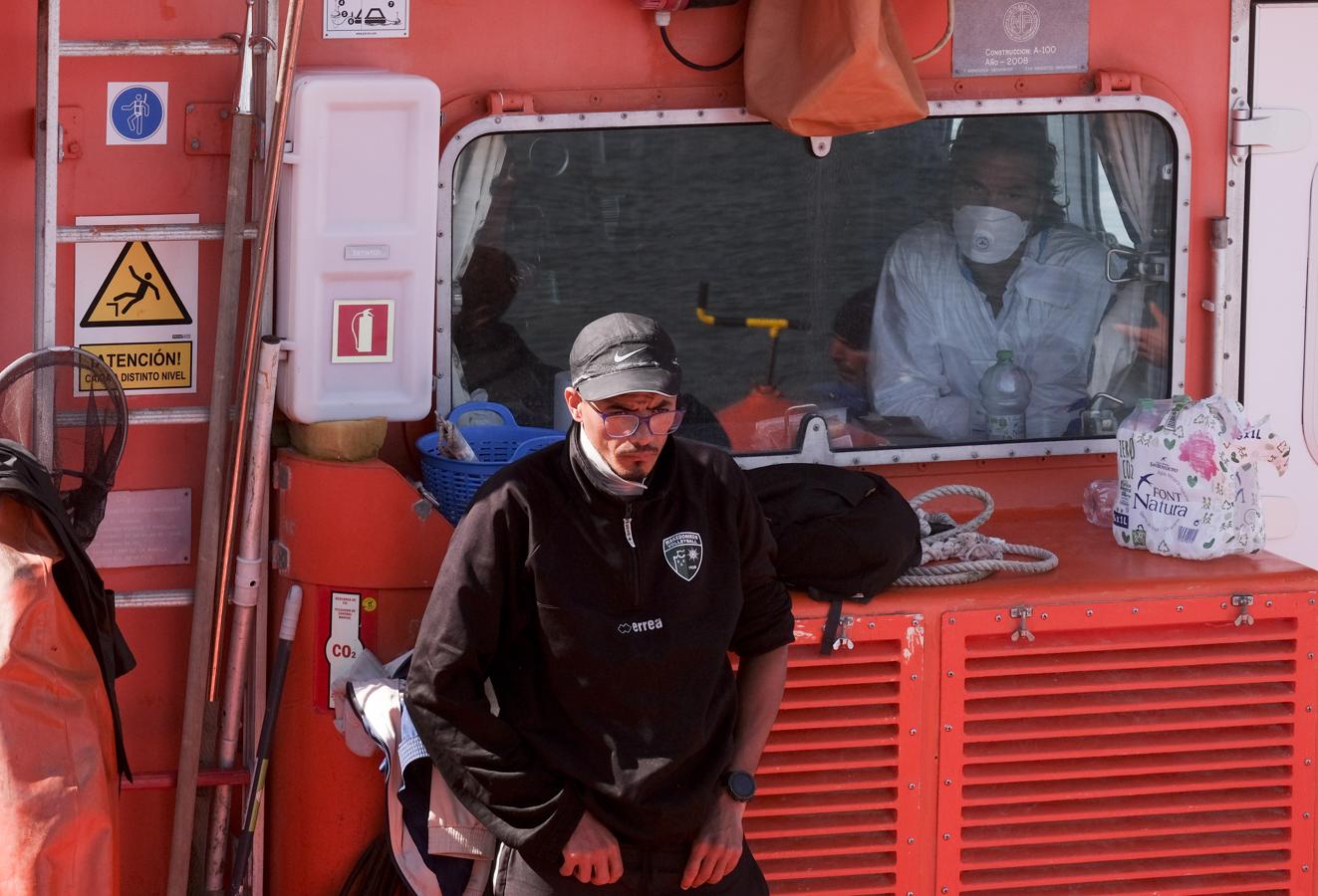 FOTOS: Una patera con más de 20 inmigrantes llega al puerto de Cádiz