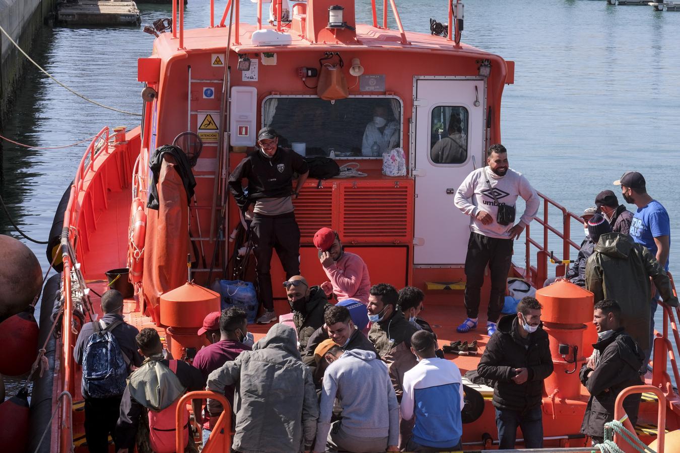 FOTOS: Una patera con más de 20 inmigrantes llega al puerto de Cádiz