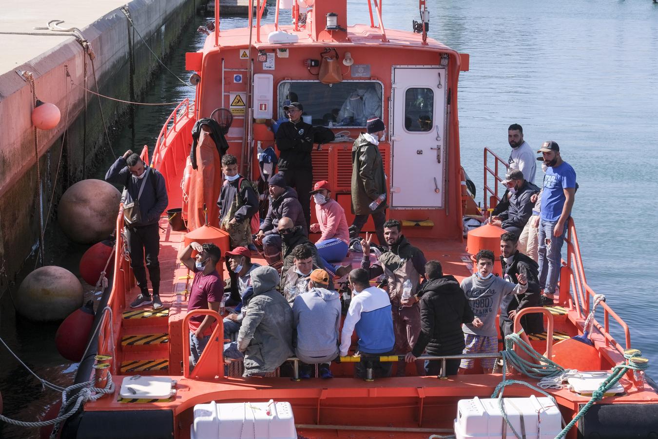 FOTOS: Una patera con más de 20 inmigrantes llega al puerto de Cádiz