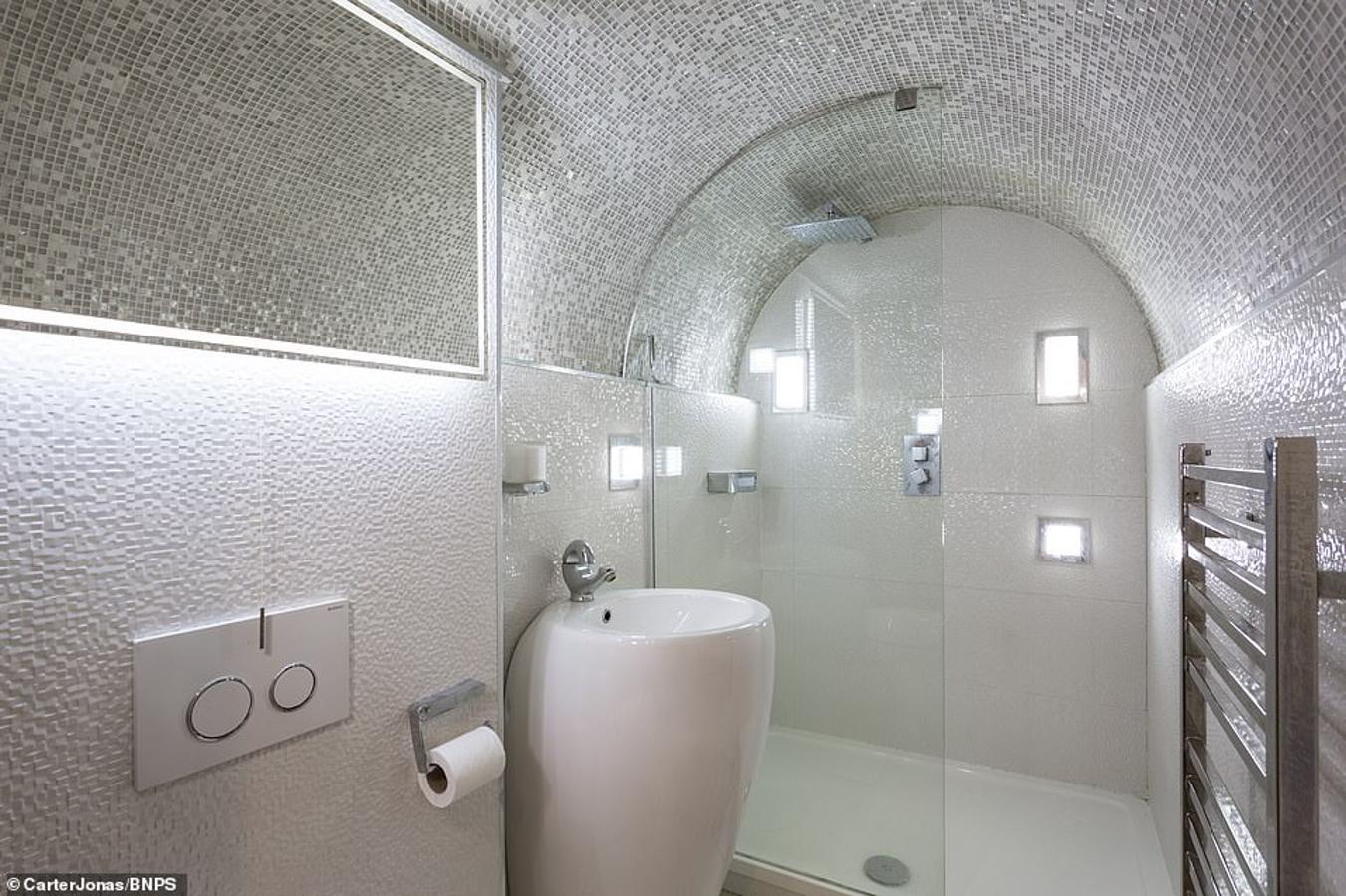 A la venta la casa más pequeña de Inglaterra. El baño es otro de los puntos fuertes de la casa, con un diseño vanguardista y ultra moderno.