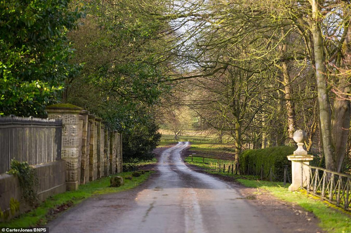 A la venta la casa más pequeña de Inglaterra. El entorno rural en el que está situada la casa permite que se disfruten de unas vistas envidiables sin tener que pagar los costes de mantenimiento, que corren a cargo del edificio de enfrente, un completo de viviendas de lujo.