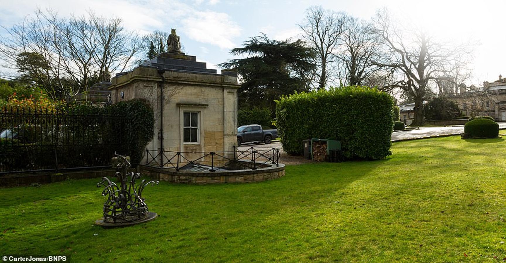 A la venta la casa más pequeña de Inglaterra. En cuanto a la estructura arquitectónica, la puerta de entrada está construida con bloques de piedra caliza y presenta una serie de detalles distintivos, incluido un techo escalonado coronado por una figura arrodillada de un guerrero.