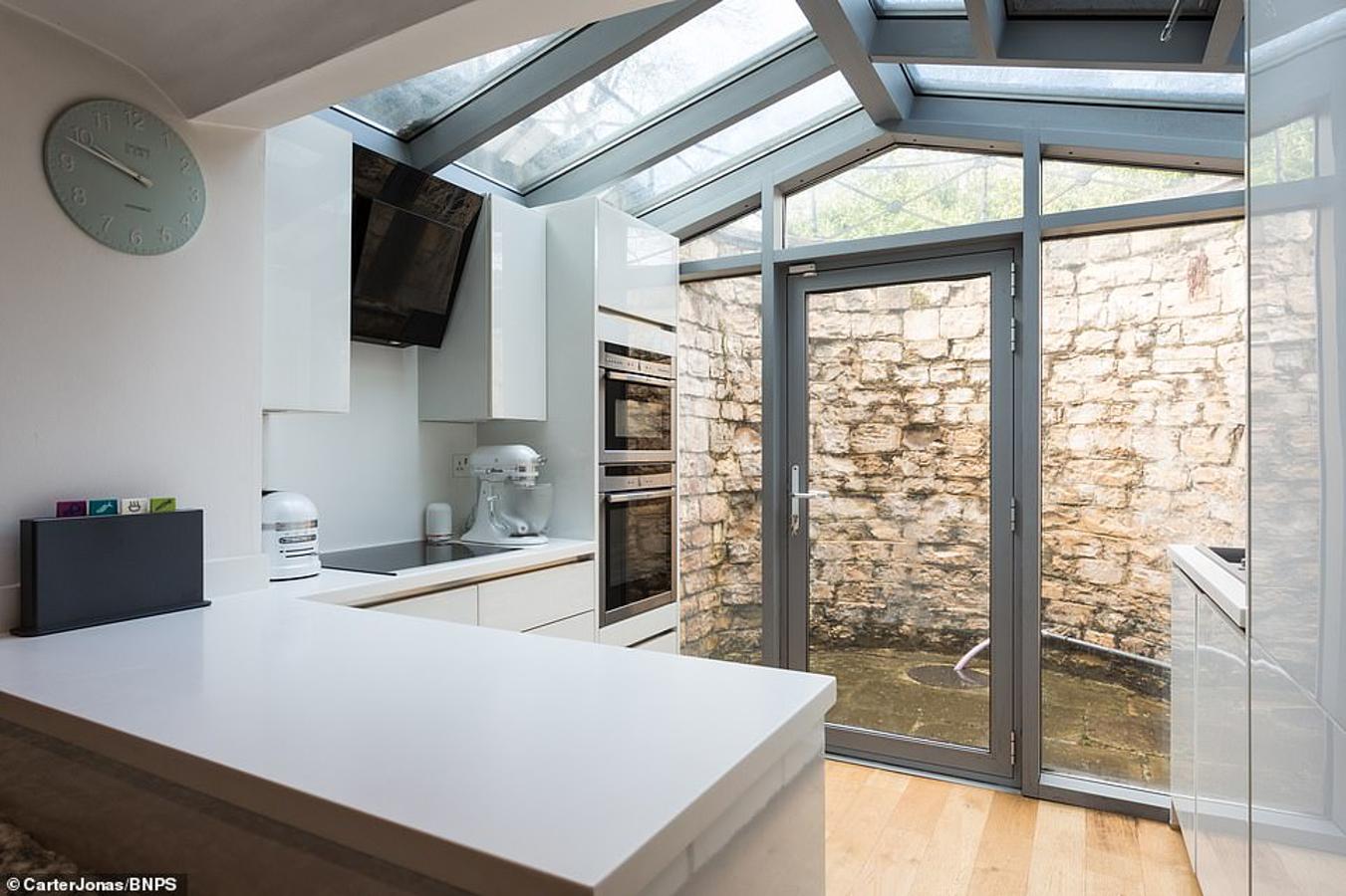 A la venta la casa más pequeña de Inglaterra. Su tamaño no está reñido con la amplitud y la luminosidad gracias a los amplios ventanales y a que parte del techo es acristalado. Asimismo, tampoco parece que las facturas de la luz vayan a ser demasiado costosas.