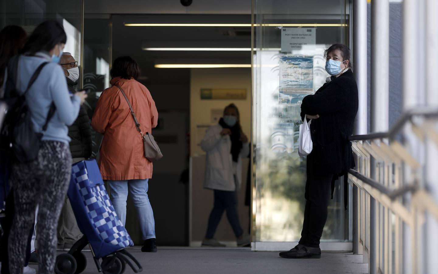 Las colas en el Hospital Reina Sofía y en los ambulatorios de Córdoba, en imágenes