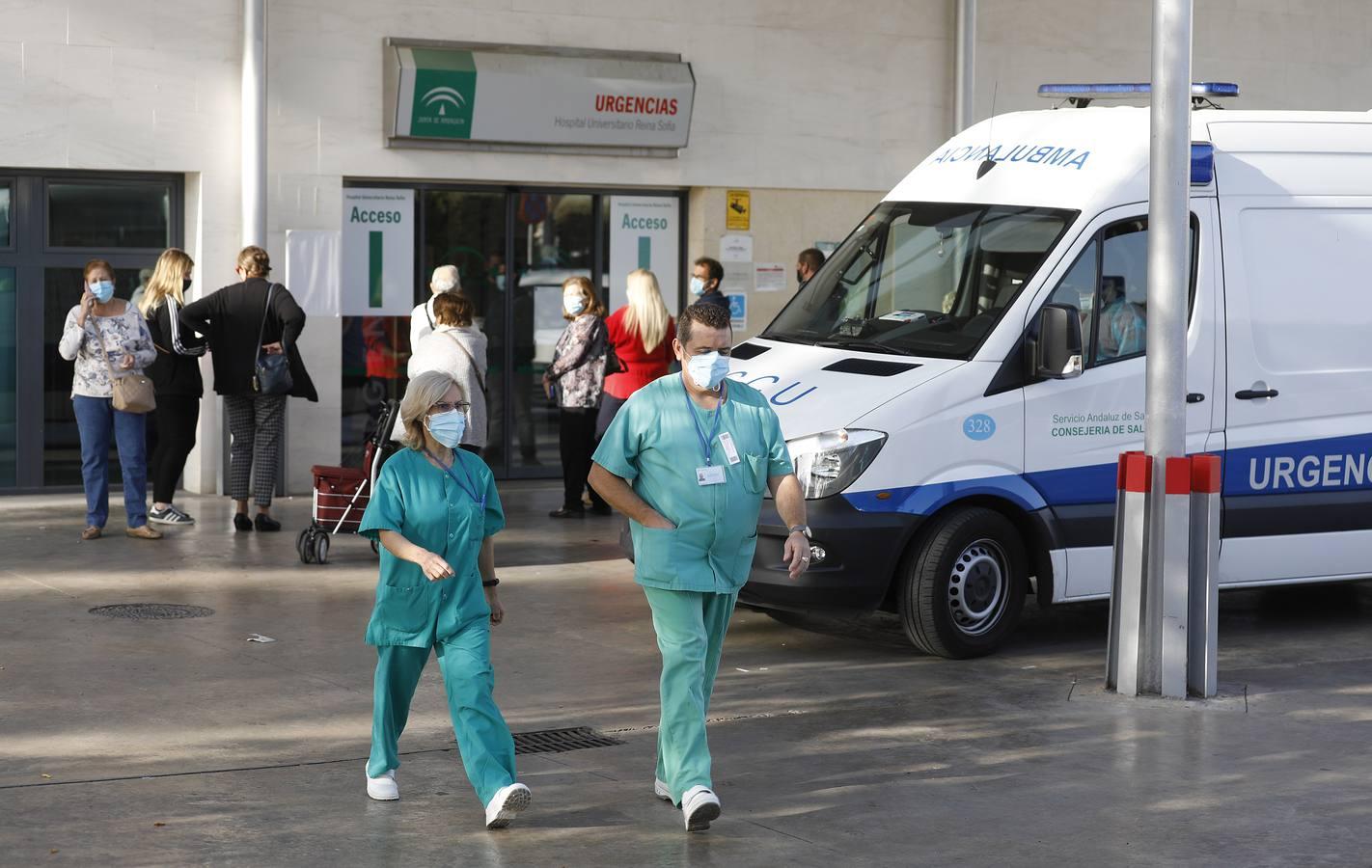 Las colas en el Hospital Reina Sofía y en los ambulatorios de Córdoba, en imágenes