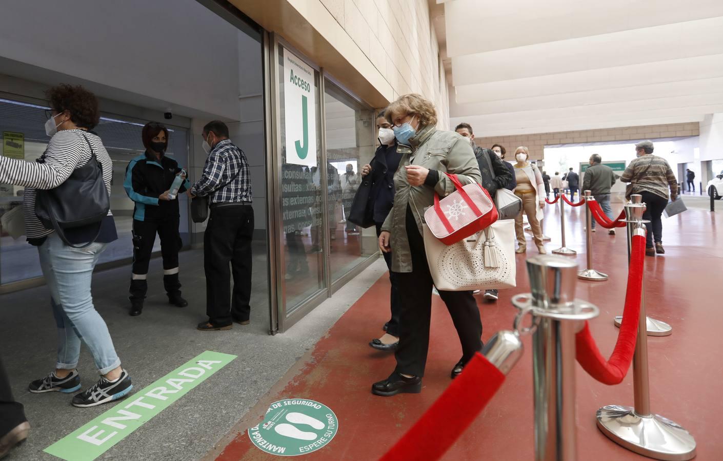 Las colas en el Hospital Reina Sofía y en los ambulatorios de Córdoba, en imágenes