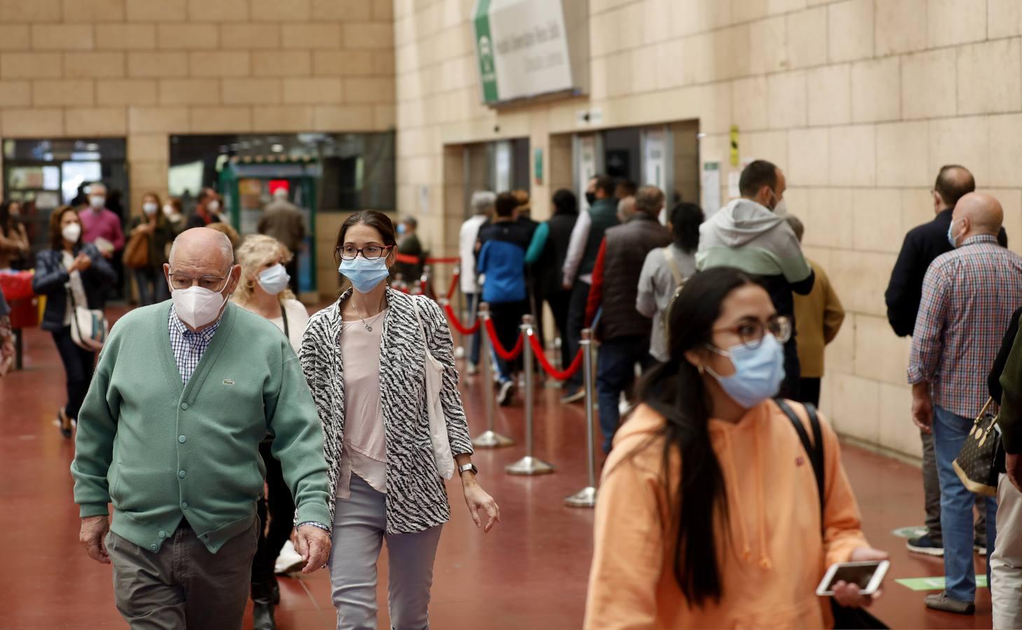 Las colas en el Hospital Reina Sofía y en los ambulatorios de Córdoba, en imágenes