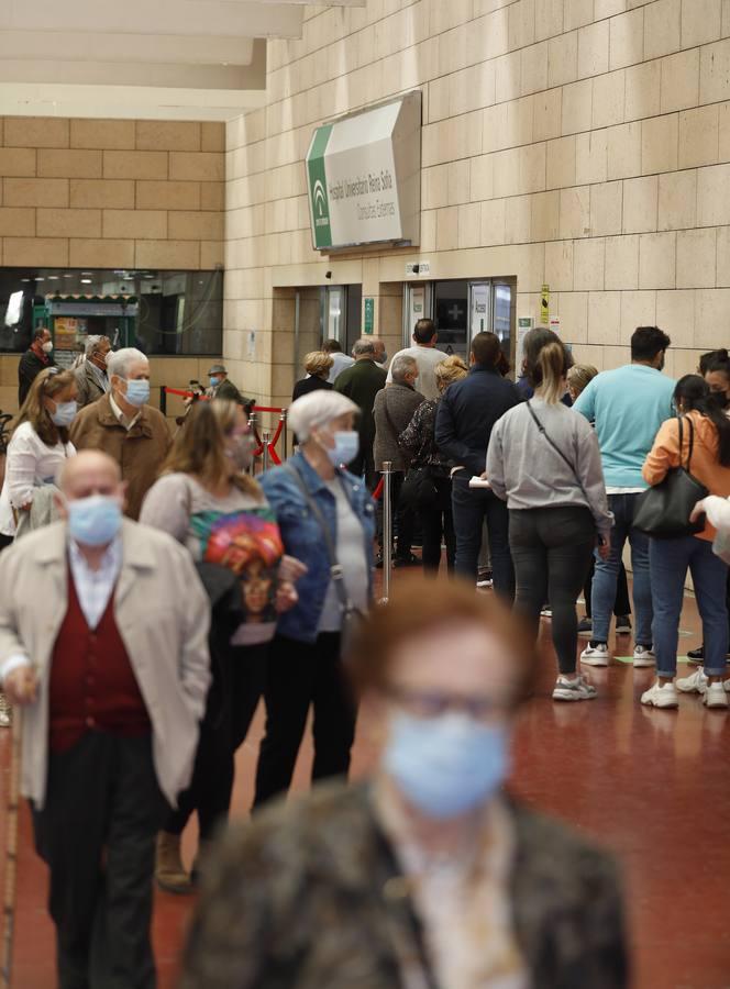 Las colas en el Hospital Reina Sofía y en los ambulatorios de Córdoba, en imágenes