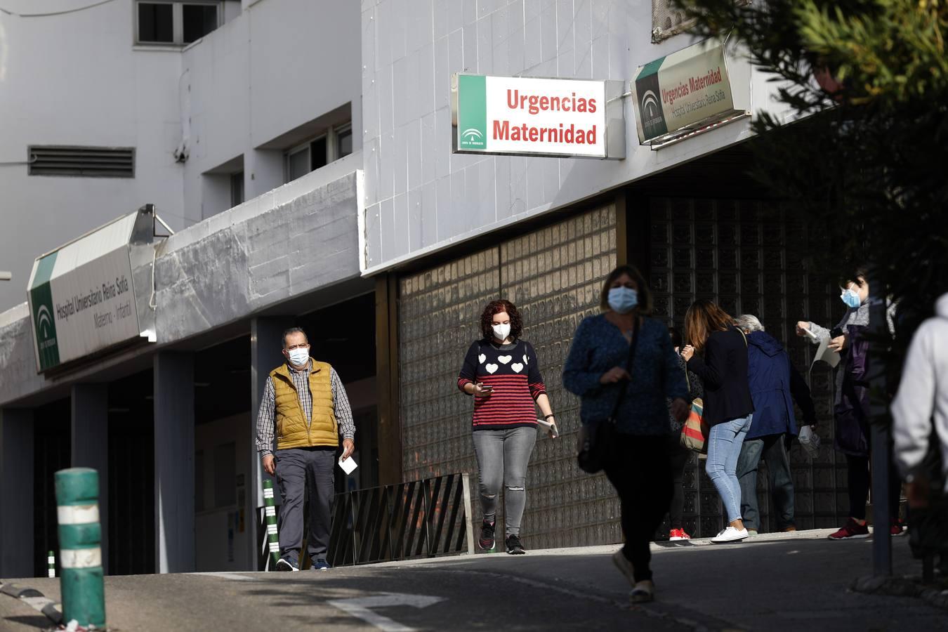 Las colas en el Hospital Reina Sofía y en los ambulatorios de Córdoba, en imágenes