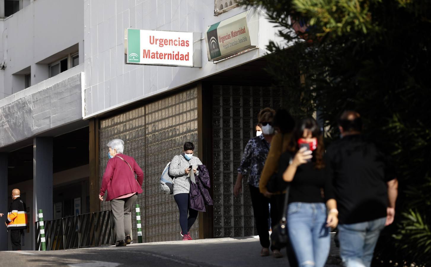 Las colas en el Hospital Reina Sofía y en los ambulatorios de Córdoba, en imágenes