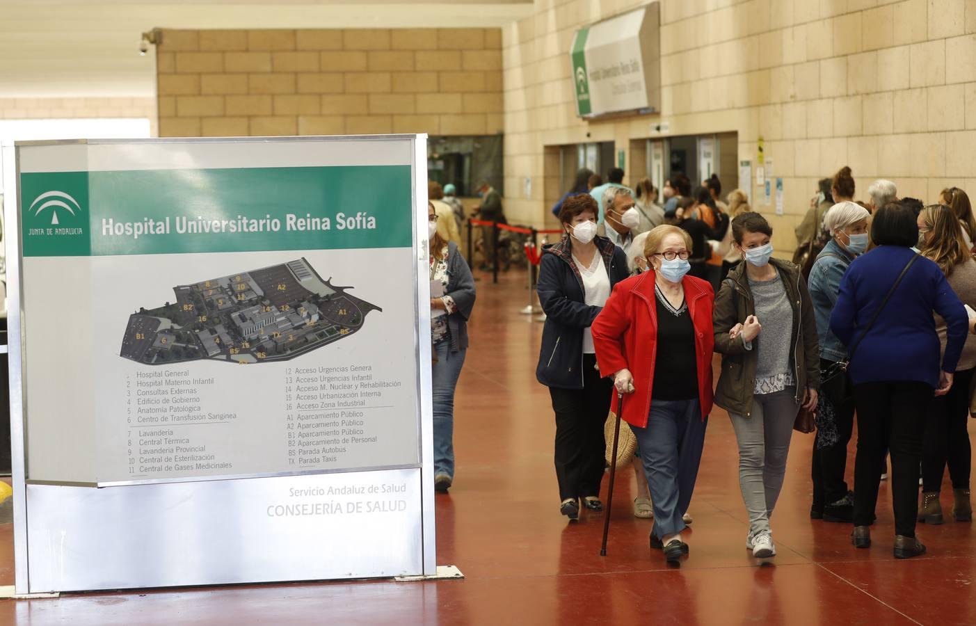 Las colas en el Hospital Reina Sofía y en los ambulatorios de Córdoba, en imágenes