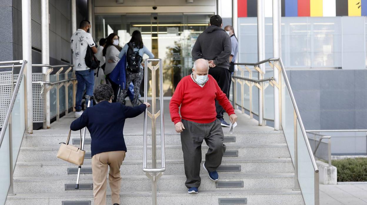 Las colas en el Hospital Reina Sofía y en los ambulatorios de Córdoba, en imágenes