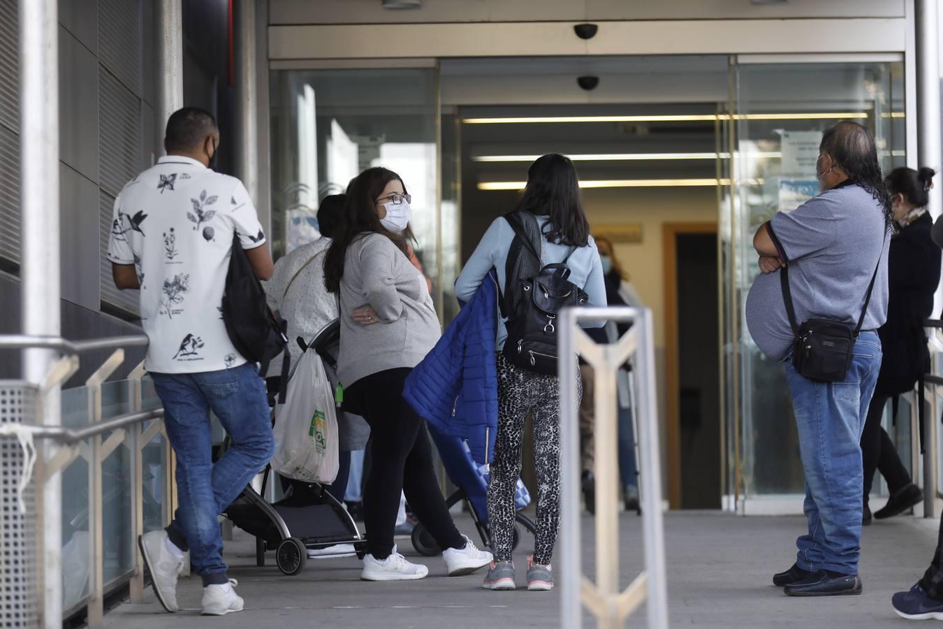 Las colas en el Hospital Reina Sofía y en los ambulatorios de Córdoba, en imágenes