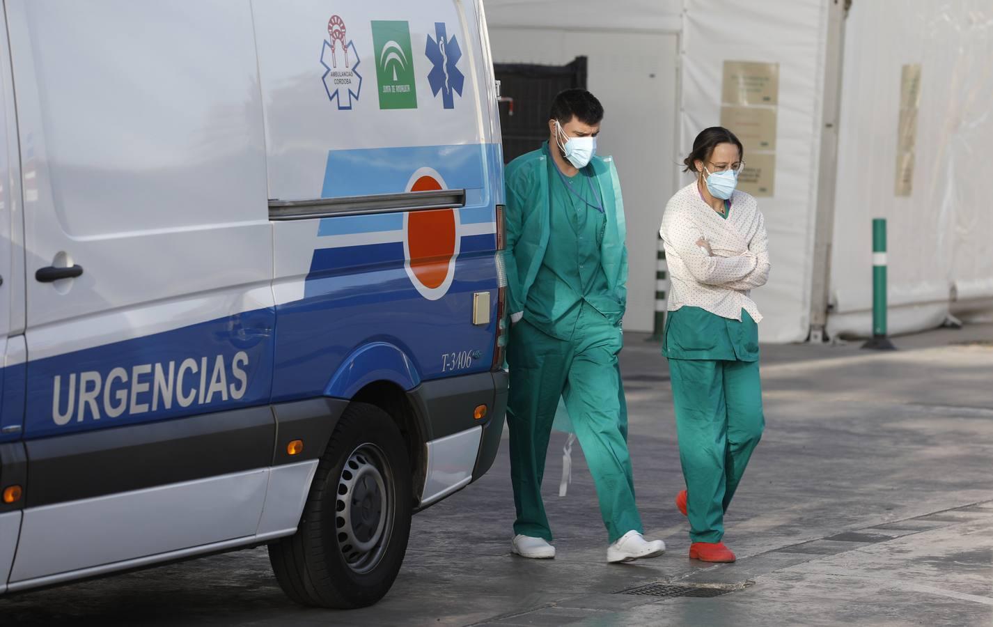 Las colas en el Hospital Reina Sofía y en los ambulatorios de Córdoba, en imágenes