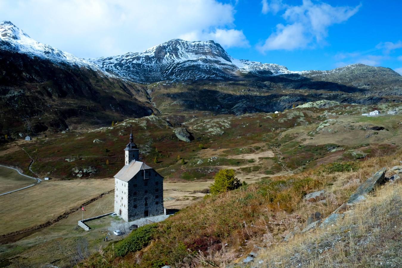 Soleada tarde de otoño y primeras nieves en The Simplon Path near Brig (Suiza)