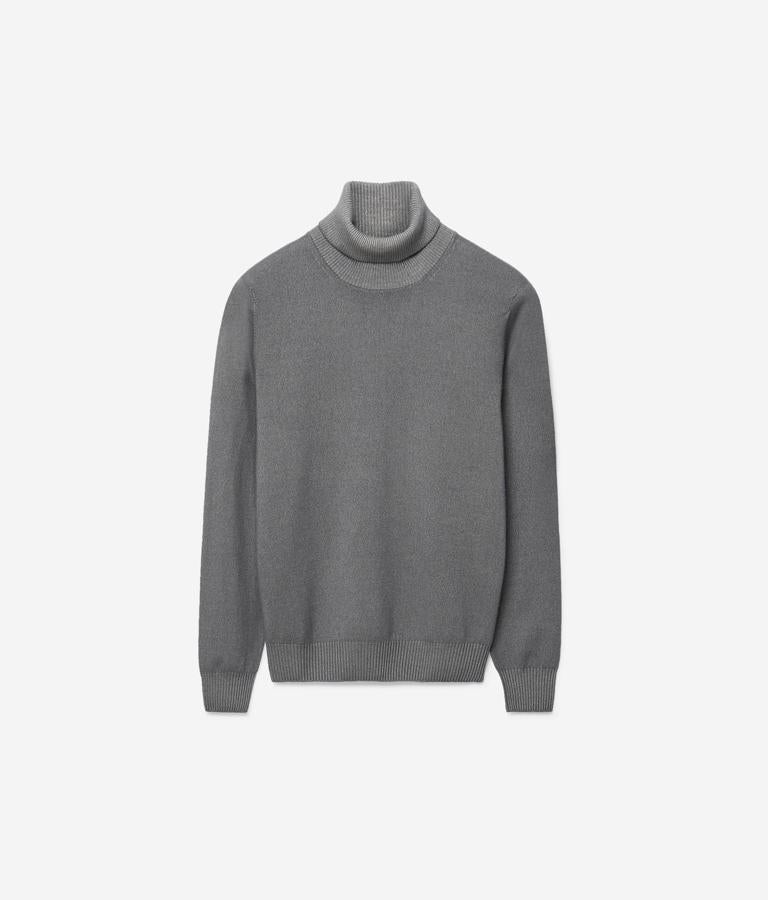 Jersey de cashmere, de Falconeri. Jersey de cuello alto en Ultrasoft Cashmere con efecto jaspeado y canalé en cuello, puños y bajo que le confieren un acabado más deportivo. Un básico que no puede faltar en los días más fríos y húmedos del otoño. Precio: 270€.