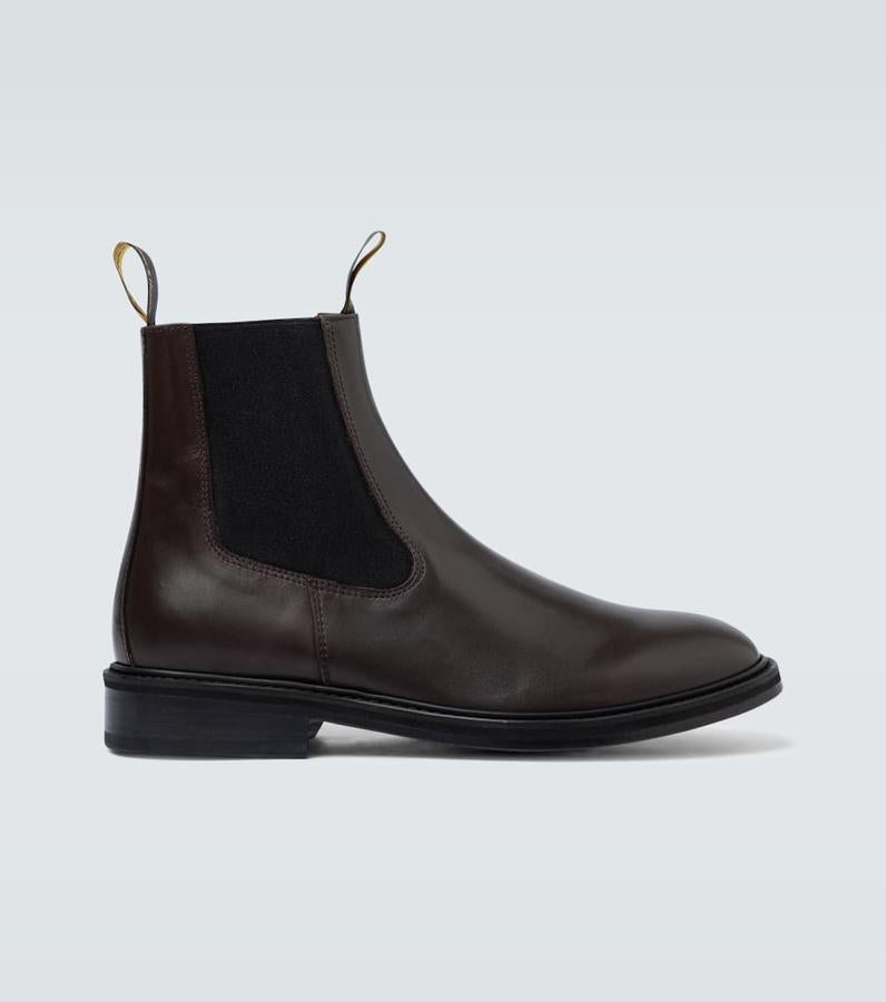 Botines Chelsea, de Lanvin. Hará las delicias de los más clásicos. Confeccionados con parte superior de cuero suave, estos botines color chocolate incluyen un tacón plano, paneles laterales elásticos y lengüetas con el logo de la marca. Precio: 690€.