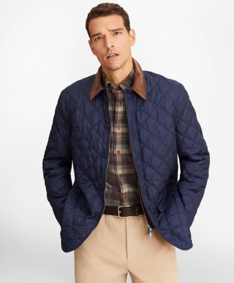 Chaqueta acolchada impermeable, de Brooks Brothers. Su diseño atemporal se complementa a la perfección con sus tejidos resistentes al agua, que la convierten en un imprescindible de cara a la temporada de lluvias. Además, el interior a está relleno con Thermore® Ecodown® que agrega calidez adicional. Precio: 390€.