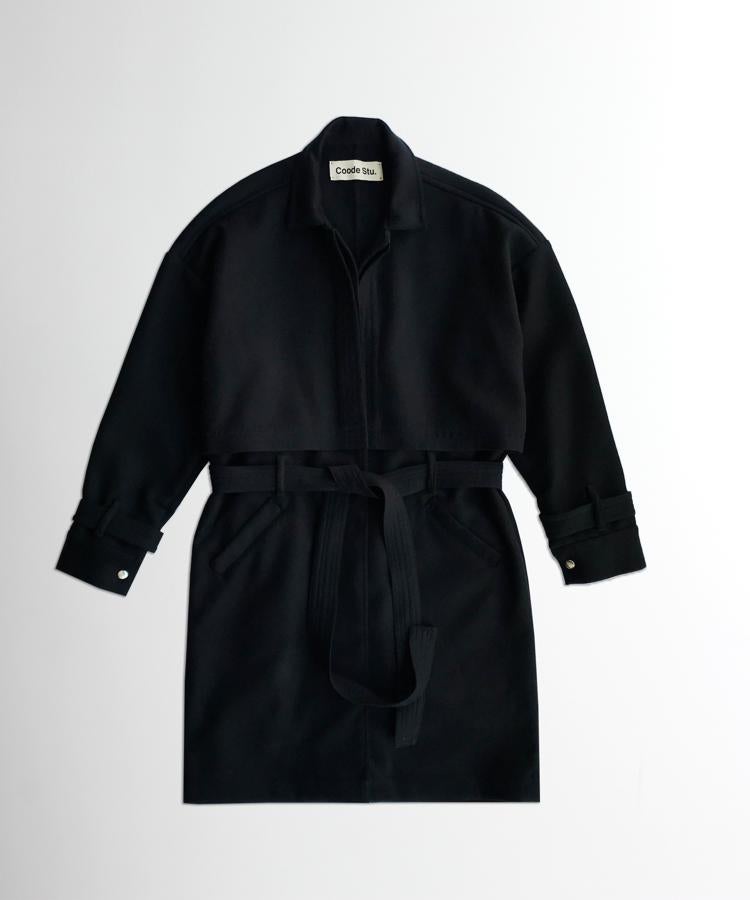 Gabardina de sarga negra, de Coode Studio. Gabardina de sarga negra, de Coode Studio