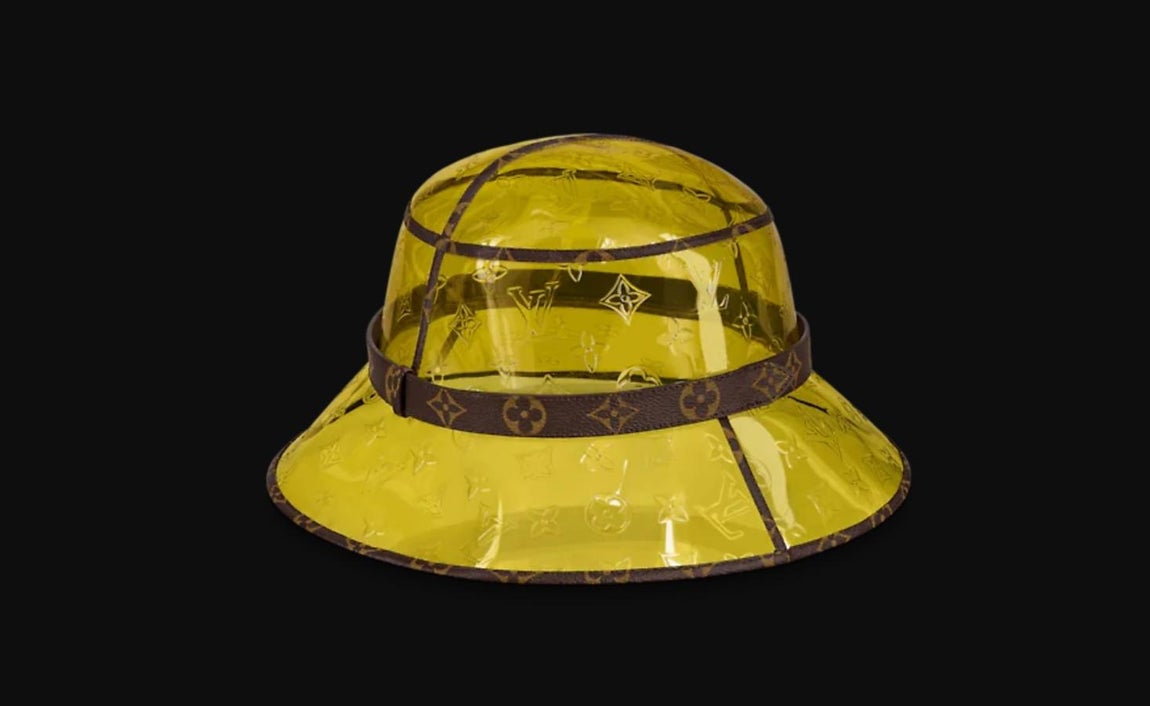 Sombrero para la lluvia monogram, de Louis Vuitton. Confeccionado en PVC, solo los más atrevidos lo llevarán. Una apuesta de Virgil Abloh inspirada en las formas voluminosas de las sogas y cordones cuyo color es capaz de reinventar hasta los looks más formales. Precio: 755€.