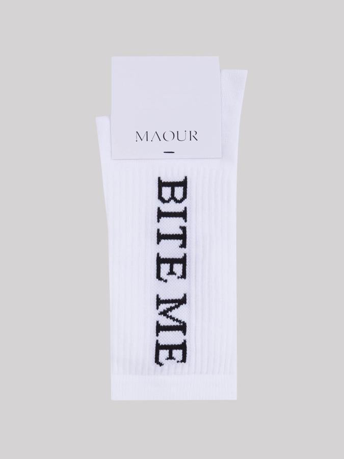 Calcetines de canalé, de Maour Studio. La tendencia de los calcetines blancos este otoño se presenta con más fuerza que nunca, y si es con mensajes y detalles divertidos, mejor que mejor. Este diseño está pensado para ser lucido con unas sneakers y pantalones tobilleros. Perfecto para dar un toque alegre a tu conjunto en un día de lluvia. Precio: C.P.V.