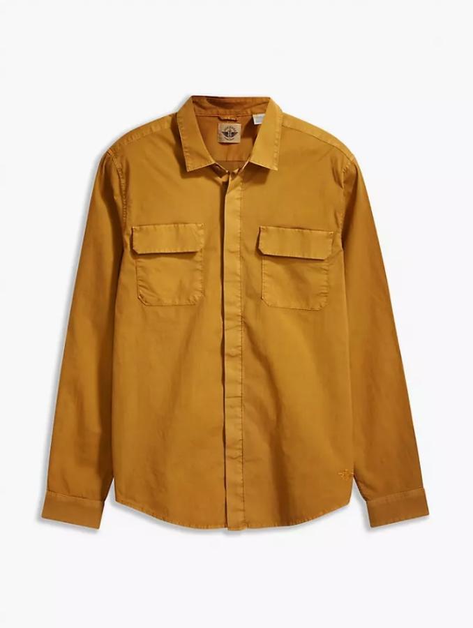 Camisa de algodón sostenible, de Dockers. ¿Por qué no dar un toque de color a los días más grises? Este diseño mostaza favorece tanto a rubios como a morenos y el grosor del tejido permite que lo lleves como una camisa clásica o bien una sobrecamisa. Tú decides. Precio: C.P.V.