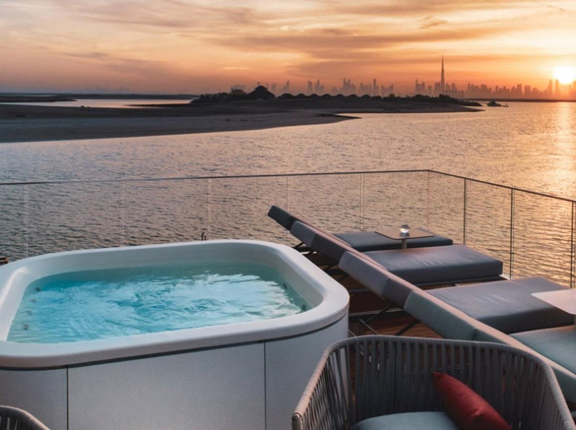 "The heart of Europe", las casas de lujo flotantes de Dubái. En la planta superior no faltan los detalles para que la experiencia se disfrute al máximo con un jacuzzi y un lounge bar, eso sin mencionar las envidiables vistas.