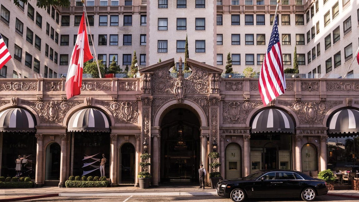 Beverly Wilshire, Four Seasons Hotel, California. Pretty Woman será, con diferencia, una de las películas más vistas desde su estreno en 1990. El hotel en el que se alojaba Richard Gere y en el que Julia Robert disfrutaba de los placeres de la clase alta no es otro que el Beverly Wilshire, Four Seasons Hotel de Beverly Hills, California. Aunque en la película solo apareció el exterior del edificio de estilo Beaux Arts, los realizadores construyeron su set de rodaje basado en sus habitaciones. Es por ello que podrás, incluso, pasar un día a lo Pretty Woman con las ofertas que ofrecen relacionadas con este metraje.