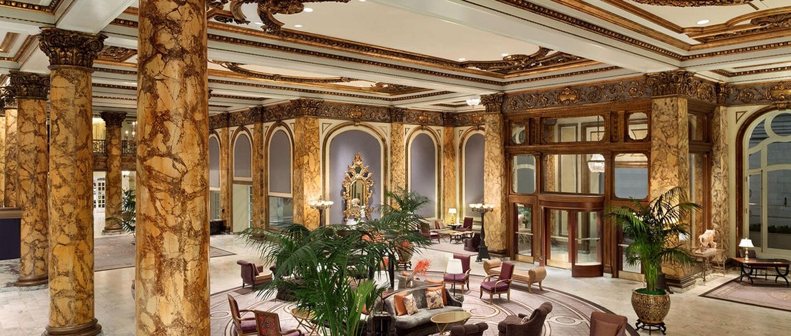 Hotel Fairmont, San Francisco. El jugador de baloncesto Pau Gasol y Catherine McDonnell se dieron el sí quiero en el que es uno de los hoteles más lujosos de California. Situado en la colina de Nob Hill, este alojamiento se caracteriza por sus interiores de estilo Belle Époque. Muchas son las parejas que como el español deciden casarse en uno de sus cinco salones para banquetes. Destaca su espectacular terraza con vistas al skyline de San Francisco. Además, este edificio ha sido el escenario de diferentes películas, como Vértigo, de Alfred Hitchcock.