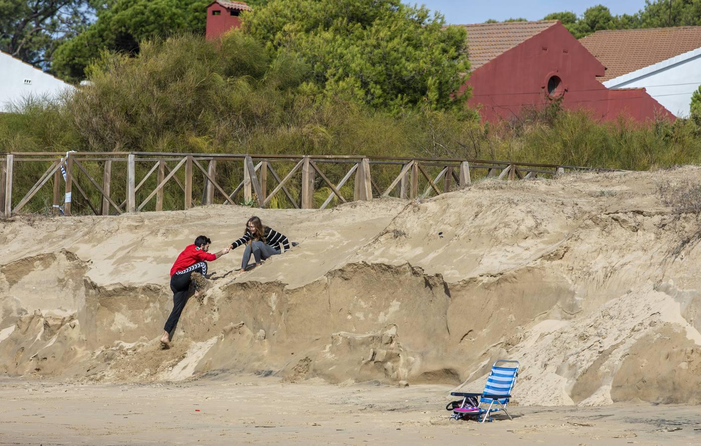 En imágenes, los destrozos causados por el temporal en la playa de El Portil