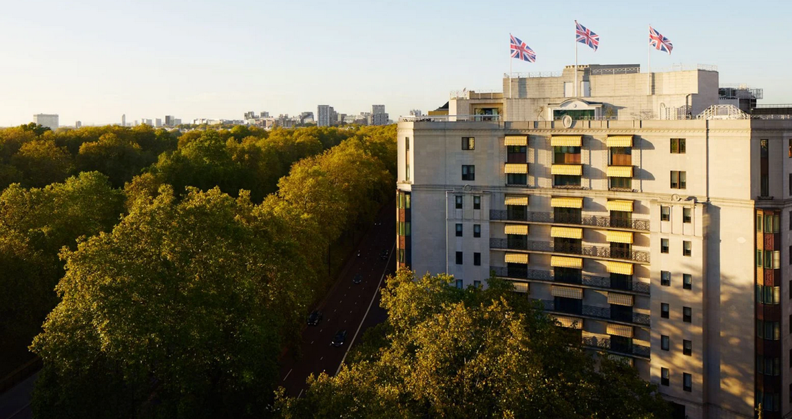 The Dorchester, Londres. Este hotel cinco estrellas puede presumir de tener una de las mejores vistas a Hyde Park. Situado muy cerca de los teatros del West End y la principal zona comercial de la capital británica, The Dorchester ha acogido a distinguidos clientes a lo largo de su historia, como son Elisabeth Taylor o Richard Burton. Además, las modelos Claudia Schiffer y Naomi Campbell fueron fotografiadas para la revista Vogue en una de sus suites.