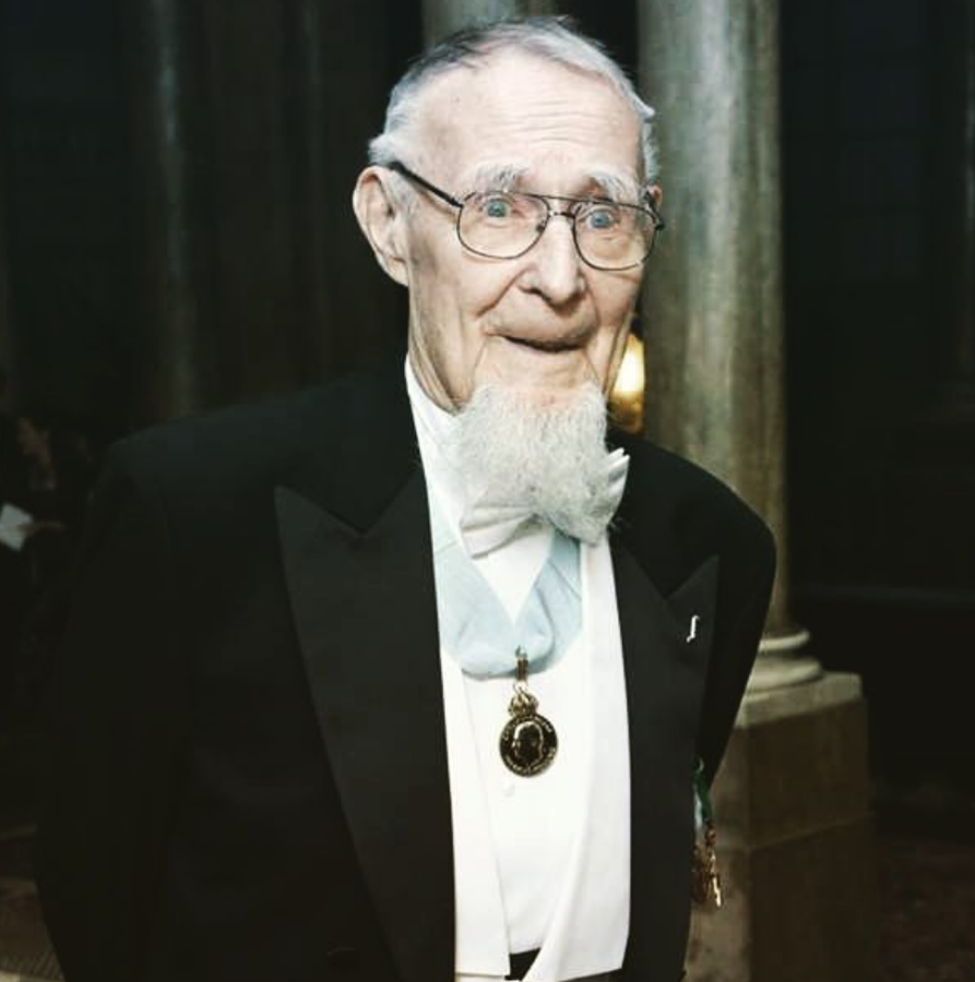 Ingvar Kamprad, fundador de Ikea. La austeridad marcó, sin duda, la vida del fundador de Ikea, quien siendo uno de los hombres más ricos del mundo vivió sin excesos ni lujos, algo que sirve de ejemplo a aquellos que quieran generar grandes fortunas. Derrochar el dinero en bienes materiales innecesarios es la principal causa de bancarrota de muchas celebrities. Kamprad condujo durante 20 años el mismo Volvo, viajaba en clase económica y aprovechaba todas las ofertas que podía. “Tener dinero no significa tener que derrocharlo”, esa era la frase favorita de este magnate que falleció en 2018.