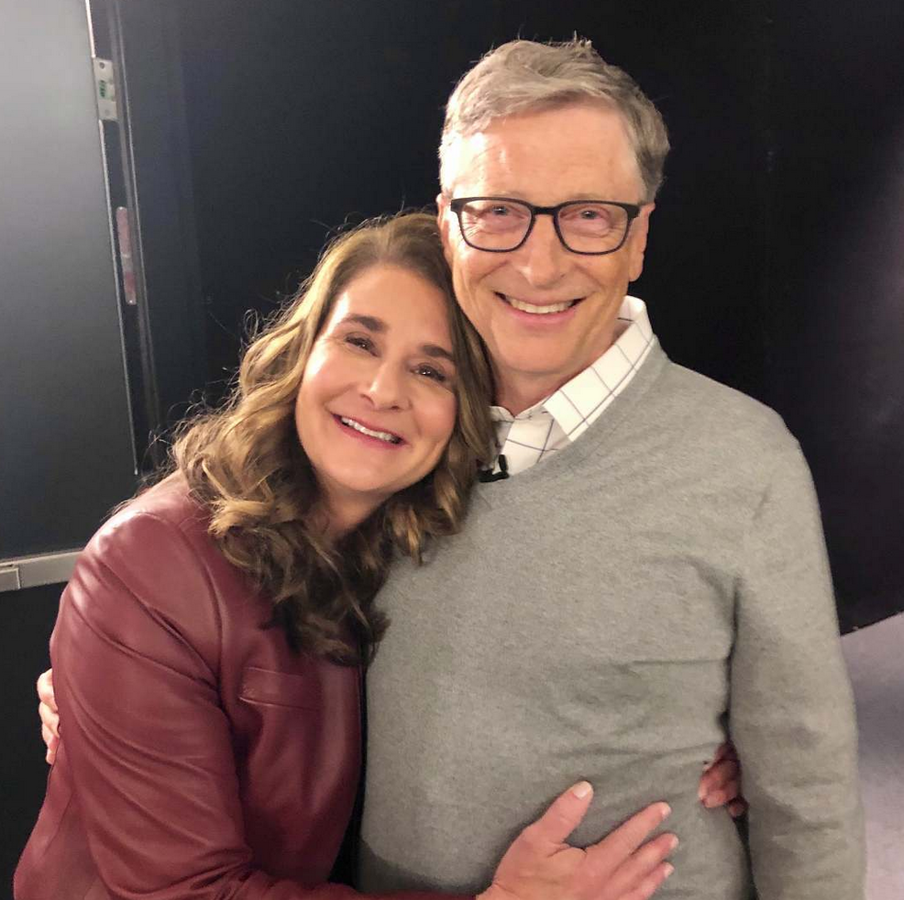 Bill Gates, fundador de Microsoft. Sí, es cierto que Bill Gates tiene un alto coeficiente intelectual, lo cual también ayuda a la hora de crear empresas o ideas que funcionen, pero la inteligencia no lo es todo a la hora de amasar fortunas. Su primera premisa es muy sencilla, si tienes un sueño ve a por él, pero no cuando tengas 40 años o un colchón económico, sino lo antes posible. No dejes pasar ni un solo día de tu vida sin trabajar en él. El fundador de Microsoft empezó a trabajar con ordenadores cuando solo tenía 13 años, esto le permitió conocer el mundo de la informática a la perfección antes de lanzar su proyecto. Otra de sus enseñanzas más importantes es que no hay que compararse con los demás, ya que eso es un insulto a tu persona. Comparar tu situación con la de los que te rodean solo sirve para desmotivarte y hundirte. Cada persona tiene sus tiempos y su propio camino.