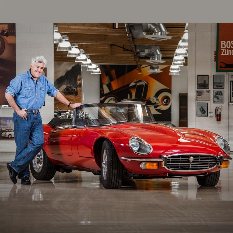 Jay Leno, presentador de televisión. El conocido presentador de televisión cuenta, en la actualidad, con una de las colecciones de coches más impresionantes del mundo. Más de 150 modelos es lo que atesora en su garaje-museo de más de 14.000 metros cuadrados. Para llegar a tener dicha colección y convertirse en millonario, Leno tuvo en su juventud dos trabajos, incluso cuando estaba en la cumbre de su carrera televisiva hacia, también, comedia de stand up. Su recomendación es tener dos trabajos para guardar el sueldo íntegro de uno de ellos, es decir, para poder acumular una fortuna hay que trabajar mucho al menos durante unos años. En la actualidad vive entregado a sus coches, su gran pasión, y comparte vídeos de su amplia colección a través de su canal de YouTube Jay Leno’s Garage.