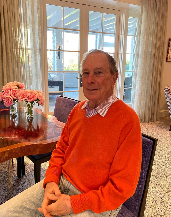 Michael Bloomberg, empresario y político estadounidense. El propietario de Bloomberg –compañía de asesoría financiera– y ex alcalde de Nueva York acumula una gran fortuna y para ello, además de trabajar mucho y muy duro, también tiene algunas premisas a seguir. No hay que tener miedo a tomar riesgos, ya que si uno no se lanza a la piscina siempre permanecerá entre la multitud. Mantener las convicciones y ser persistente es imprescindible para llegar a ser alguien. Además, en esta época en la que las redes sociales han cobrado una gran relevancia es muy importante no dejarse llevar por los malos comentarios ni las críticas.