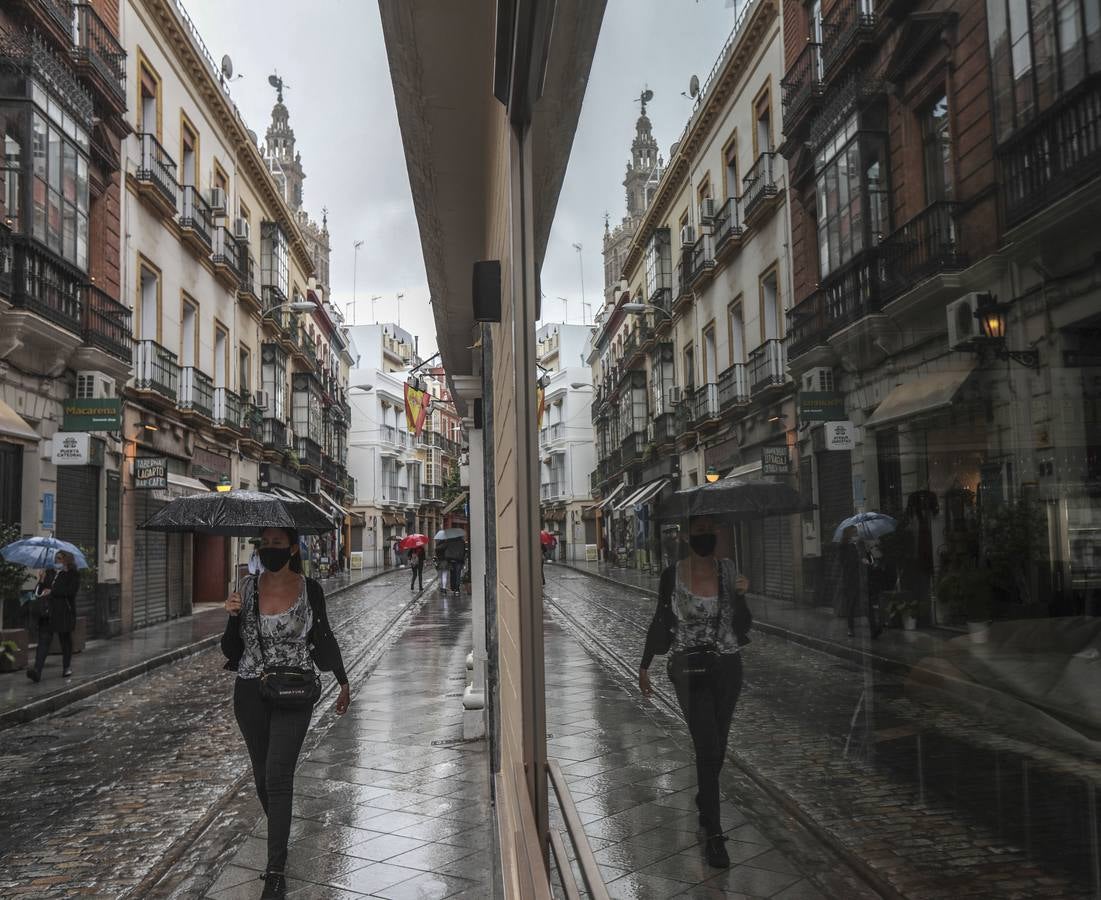 En imágenes, jueves lluvioso en Sevilla