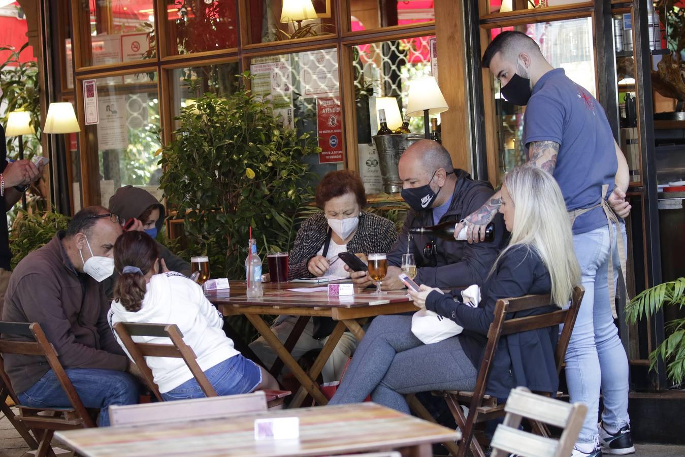 Ambiente en los bares de Sevilla, antes de la puesta en marcha de las nuevas restricciones