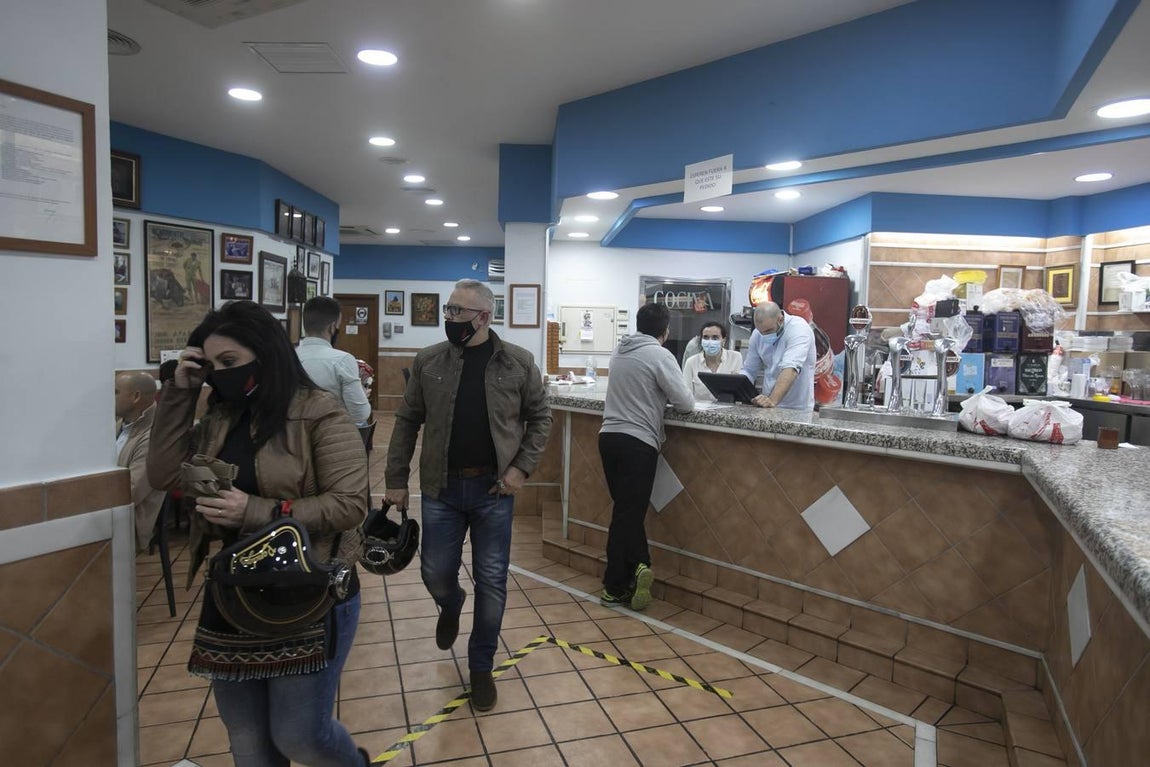 En imágenes, la última noche en la hostelería cordobesa antes del cierre a las 10