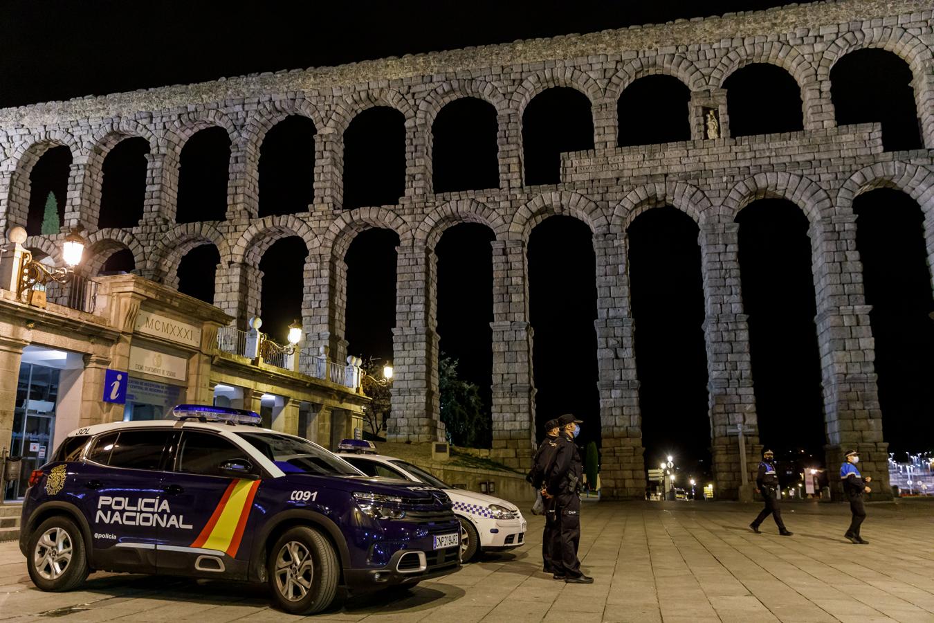 La policía vigila que se cumpla el toque de queda en Segovia. 