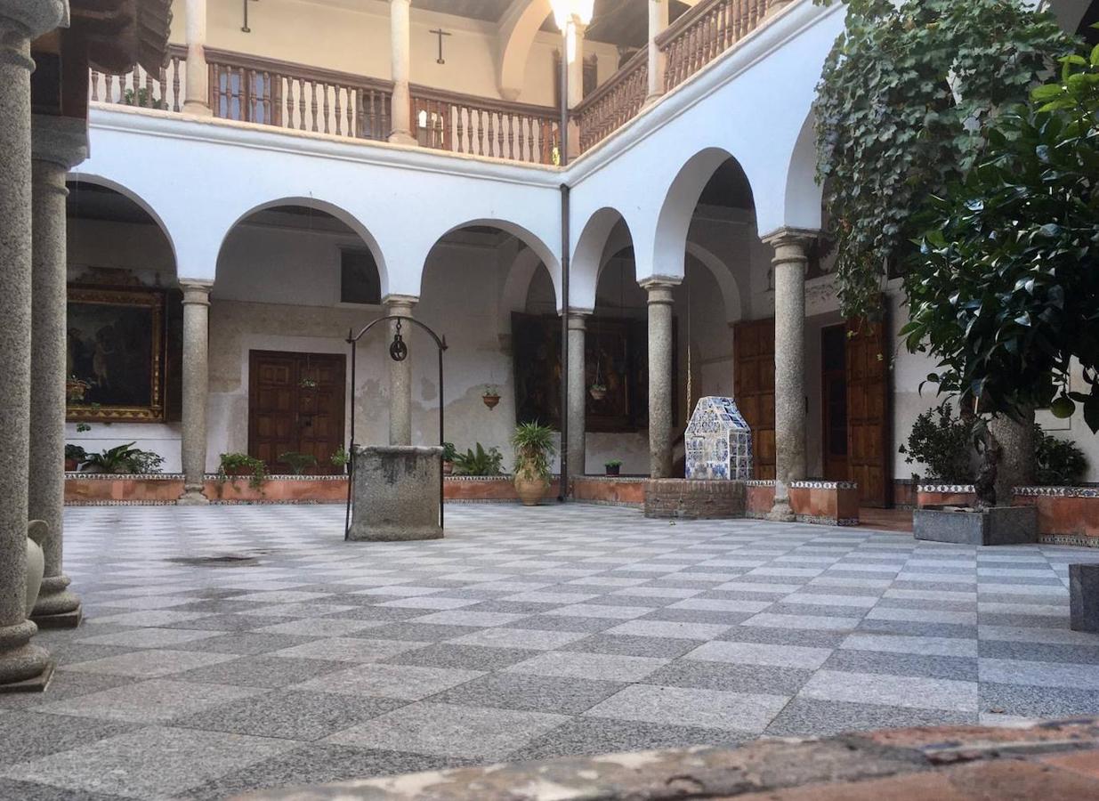 La visita solidaria al convento de San Pablo, en imágenes