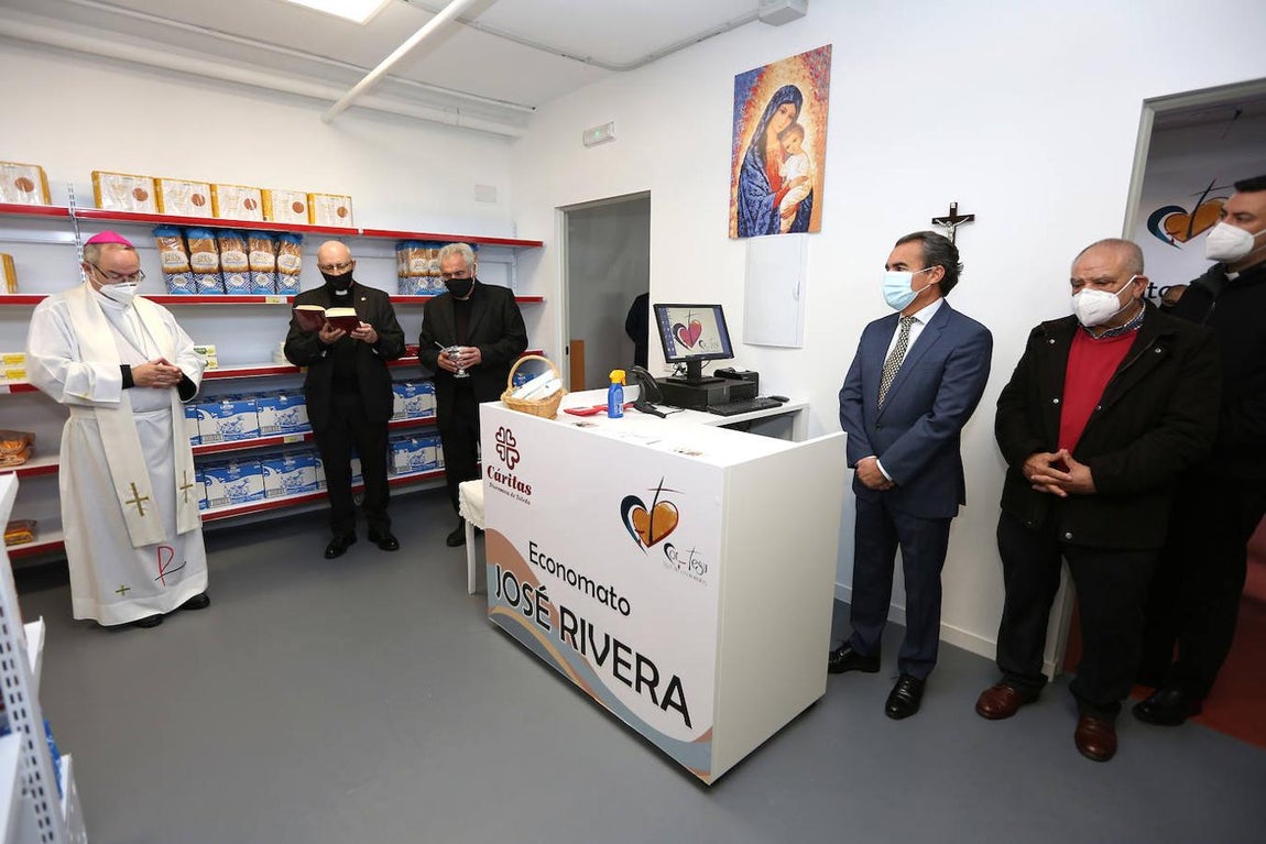Ha sido inaugurado por el arzobispo de Toledo, Francisco Cerro Chaves, al que han acompañado el director de Cáritas Diocesana de Toledo, Antonio Espíldora; el responsable de la red de economatos, Francisco Cano, y el director territorial centro de CaixaBank, Rafael Herrado. 