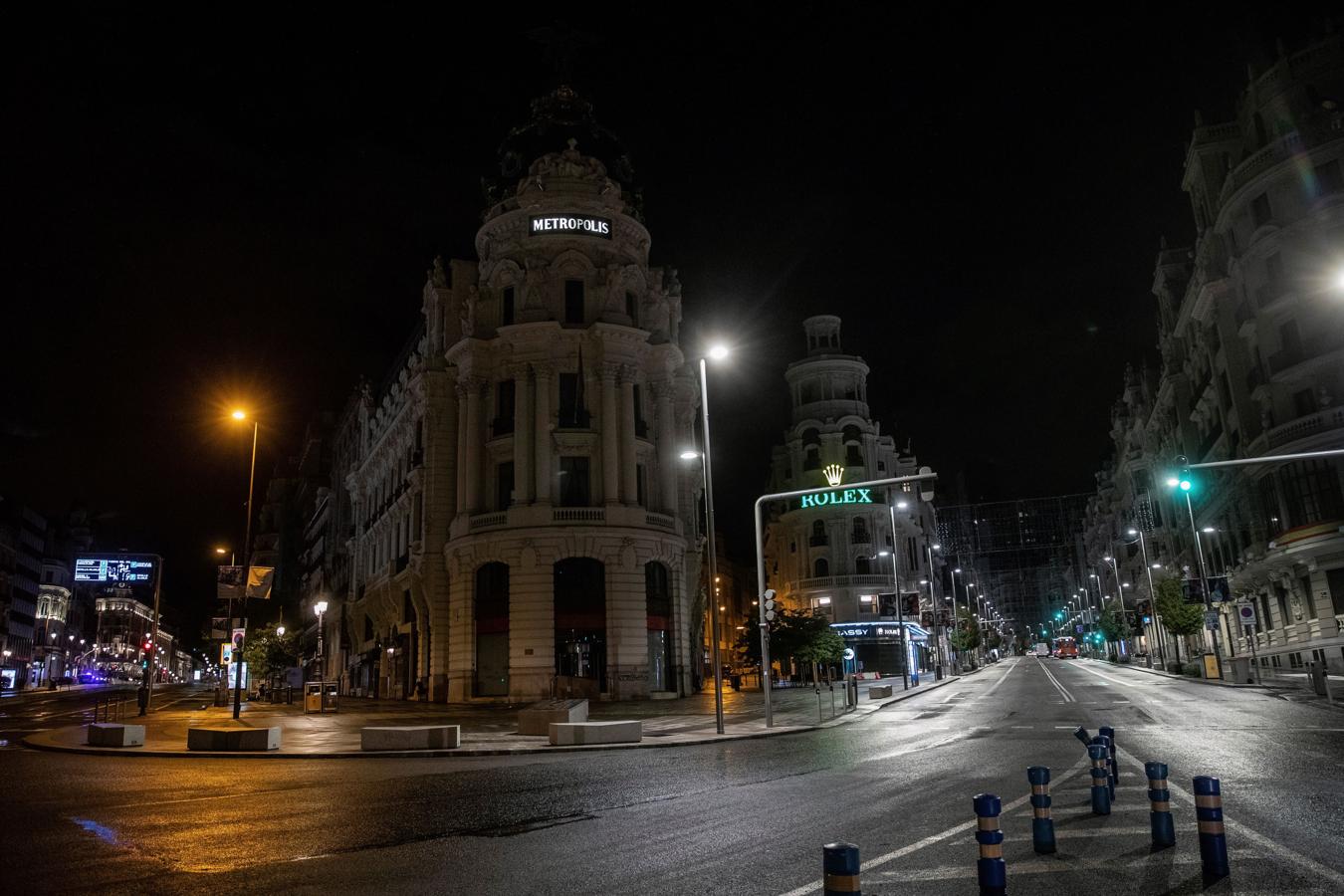 La oscuridad y el silencio, en uno de los rincones más icónicos de la capital. El toque de queda se cumplió a rajatabla. Las calles vacías  y el silencio se adueñaron de una ciudad en la que apenas pasaban coches. Un ejemplo de ello, la imagen de una de las esquinas más icónicas de Madrid: la del edificio Metrópolis en su confluencia con Alcalá y Gran Vía