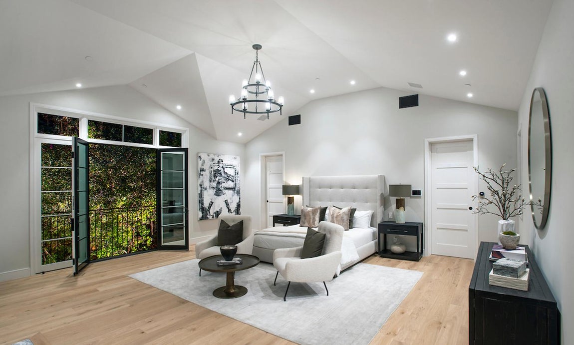 La nueva mansión de Cameron Diaz. El dormitorio principal no tiene nada que envidiar a las suites de los mejores hoteles. Además de su propia sala de estar y dos baños, tiene dos vestidores con armarios personalizados, chimenea e incluso un pequeño patio privado.