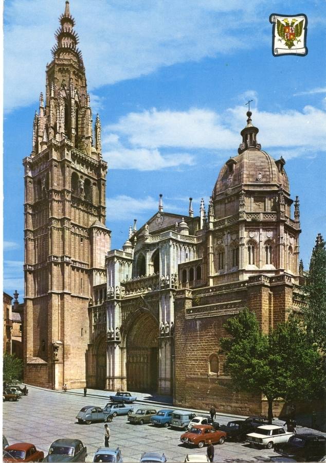 Aspecto de la plaza del Ayuntamiento hacia 1965, convertida en aparcamiento y ya sin las rejas de las puertas de la Catedral. Postal Ed. Pergamino. 