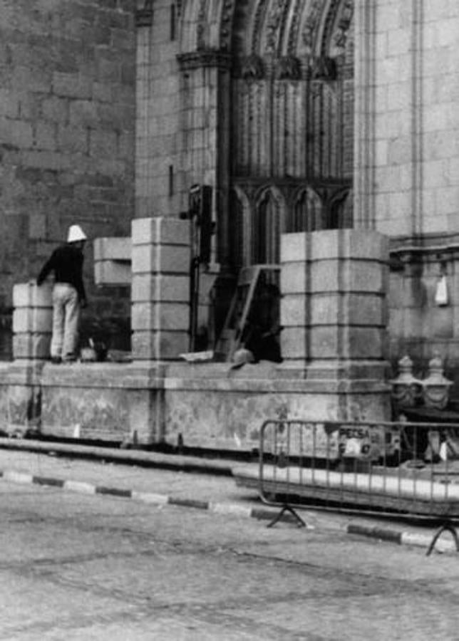 Montaje de la verja para cerrar de nuevo la lonja de la Catedral en abril de 1984. La histórica cancela se mantuvo desde 1637 hasta 1953. Archivo Municipal de Toledo. Colección del diario Ya. 