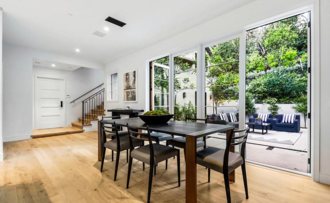 La nueva mansión de Cameron Diaz. Además del jardín principal con la gran piscina, posee varios patios interiores en los que han aprovechado el espacio para instalar acogedores porches y cenadores.