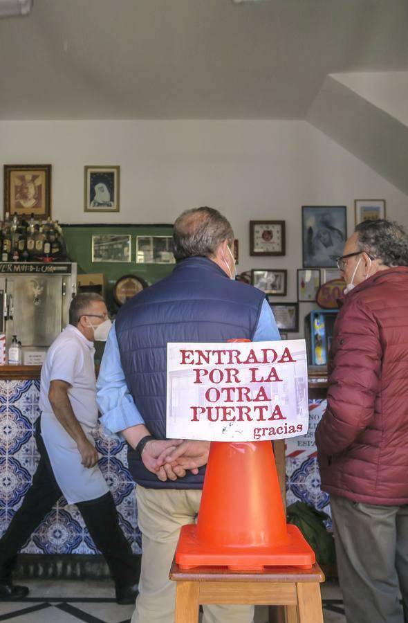 Así viven las nuevas restricciones los bares tradicionales de Sevilla