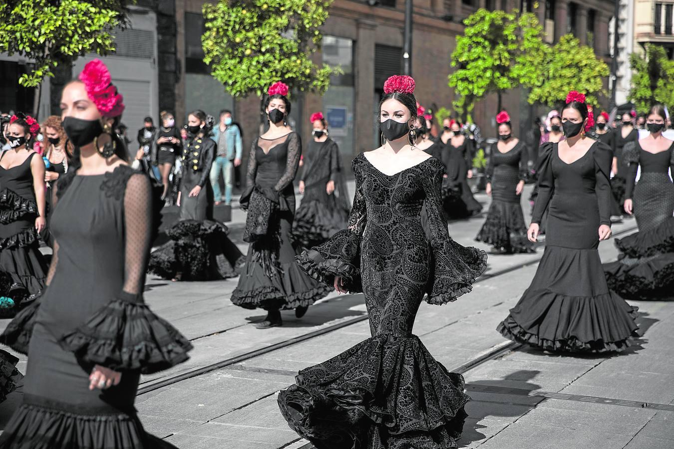 En fotos: La moda flamenca, un sector en luto por el Covid-19