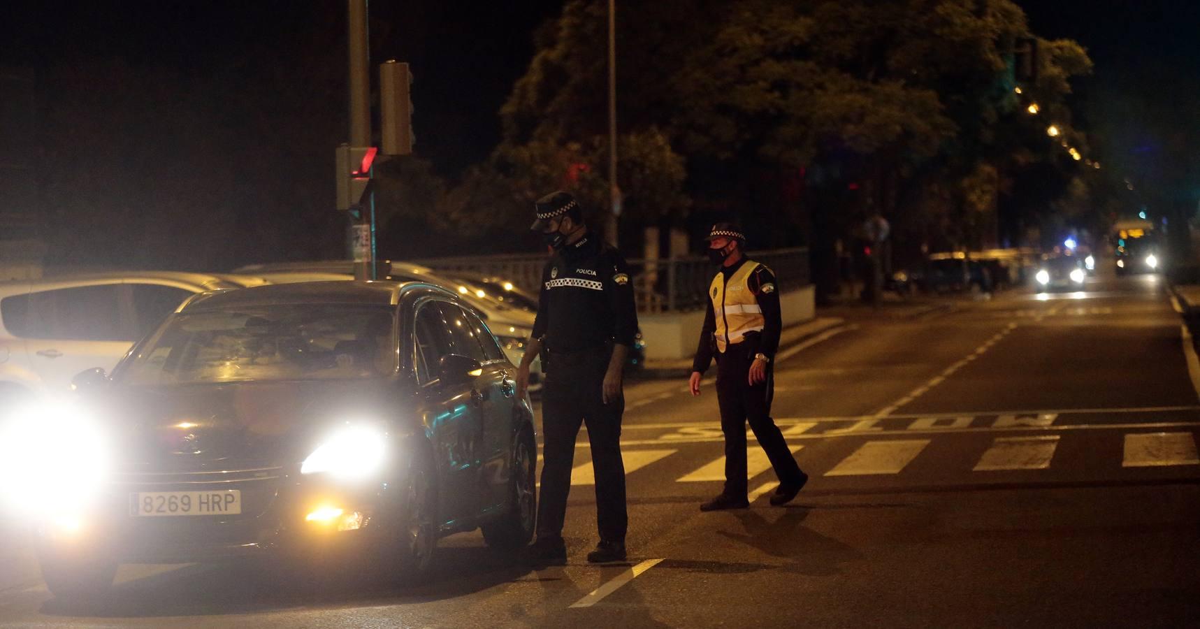 En fotos, despliegue policial en Sevilla para vigilar el toque de queda y evitar algaradas